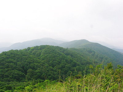 三国山へかな.JPG (127.29 KiB) 閲覧された回数 6325 回 ● 乗鞍岳、三国へと続く緩やかな尾根だね。ヤマスキーの連中は見逃さないだろうな。