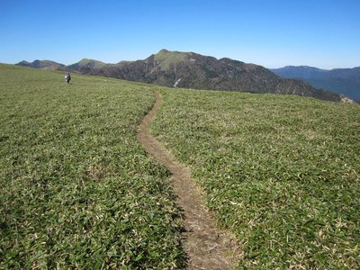 IMG_2620.JPG (198.25 KiB) 閲覧された回数 5543 回 広がった尾根のむこうに三嶺がみえた