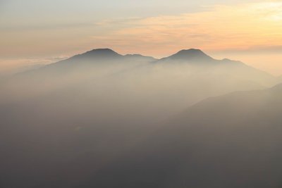 2日目早朝－剣山と次郎笈が浮かんでいる