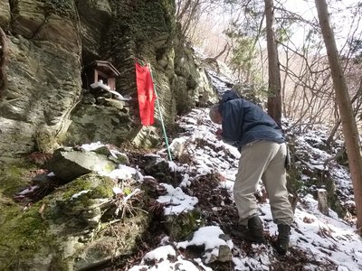 庵の谷山の神.jpg (253.79 KiB) 閲覧された回数 6723 回 山ノ神。ノボリは赤いです。儀式終了後撤収します。