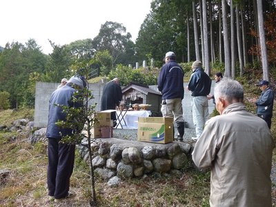 犬飼の山ノ神。お寺の上に有ります。読経、焼香が有りました。作法分からずドキドキ。