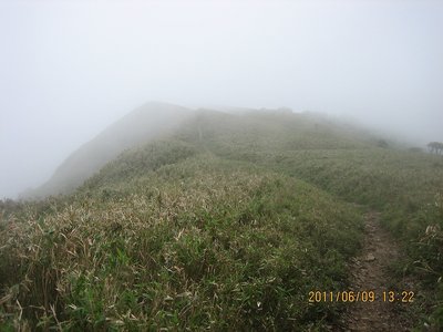 20110610ryu_hutoo 013.jpg (184.81 KiB) 閲覧された回数 18182 回 頂上山塊はガスの中