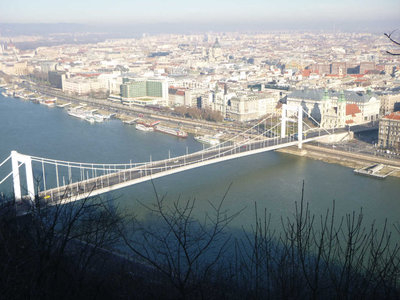 P1080980.jpg (144.21 KiB) 閲覧された回数 6520 回 エリゼベート橋とペストの街並み