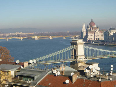 P1080968.jpg (123.77 KiB) 閲覧された回数 6785 回 マルギット橋と鎖橋,右側 国会議事堂