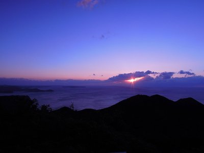 DSCN0692_925.jpg (60.31 KiB) 閲覧された回数 8889 回 雲間からの初日の出(局ヶ頂より)。