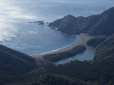 稜線から芦浜池