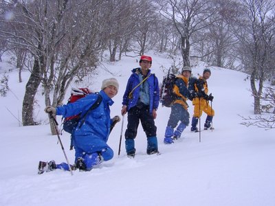 小雪舞う小津権現