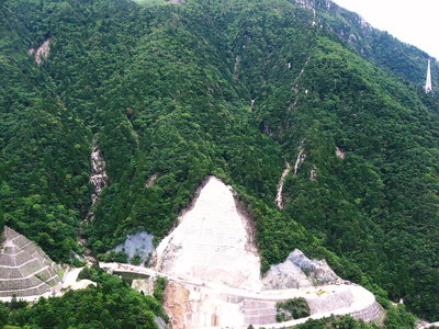 ● 表道尾根鋏んで、百間滝左岸登る人見る