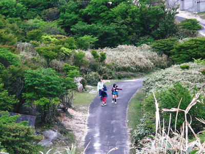 ● バアチャマと孫三人、疲れても 元気もらえる 孫の顔