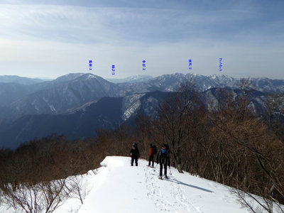 振り返ると鍋倉山、霊仙山、伊吹山、貝月山、ブンゲンの山々が見える