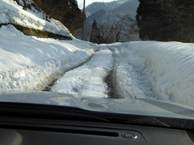 P1010171.JPG (154.45 KiB) 閲覧された回数 8092 回 坂内遊ランドスキー場(廃業)に向かう雪道