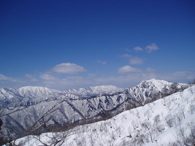 P3190025_1_1.JPG (94.82 KiB) 閲覧された回数 14018 回 屏風山の偉容。後方は姥ヶ岳と能郷白山。