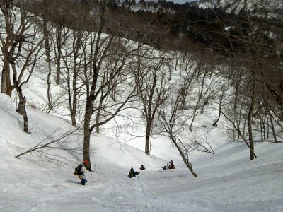 太平の源頭部に尻セードで滑り降りる