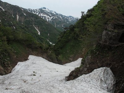 迷路のような雪渓を進む