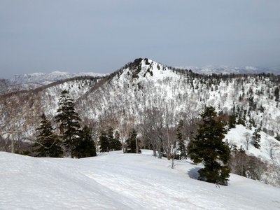 ピラミダルな山容の籾糠山