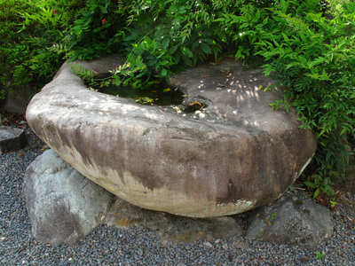 鉱石を砕いた石臼