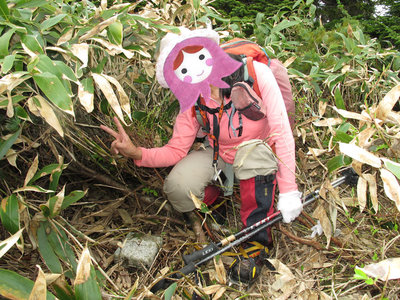 ふ～さん！　これが南白山三角点ぜよ！　　（マトリョーショカのお面もカワユイでしょ？）