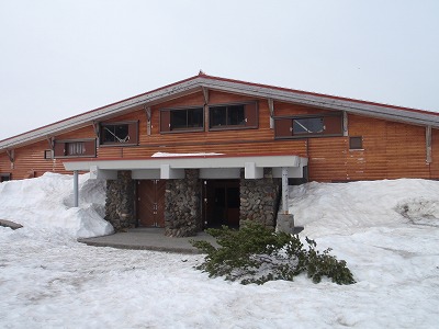 雪に囲まれた室堂センター(２０１３年６月）
