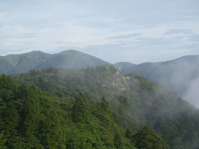 県境尾根岩峰と背後の雨乞岳