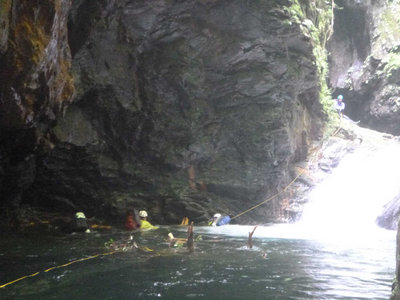 P1100913.jpg (70.61 KiB) 閲覧された回数 12919 回 3m滝の大釜を泳ぐ