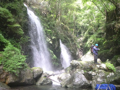 P1110021.jpg (122.4 KiB) 閲覧された回数 12912 回 神様が創った美術館 平行に落ちる2連滝
