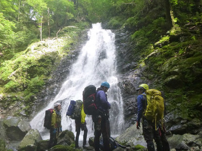 末広がりの20m滝（中ノ滝）
