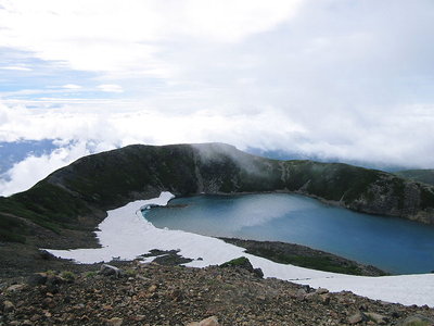 御嶽山最大の池。日本の高山湖の中でも最も深い湖（最大深度約13ｍ）として知られ、<br />コバルトブルーの水色の美しさは日本アルプスに数多く見られる高山湖の中でも最美と賞される。<br /><br />聖水だこの水飲むと災いから逃れて長生きできるよ