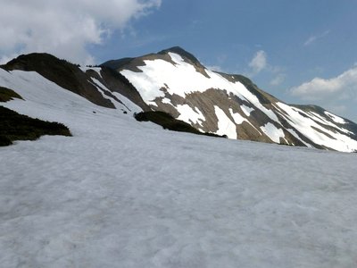 6月初めの別山平－御手洗池が雪に埋もれている