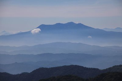 御嶽山－剣ヶ峰左の白煙が小さい－左端に見えるのが甲斐駒