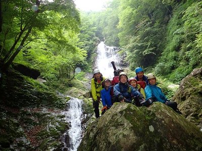 P7110041_512.jpg (116.02 KiB) 閲覧された回数 11510 回 サスケ滝前で集合写真