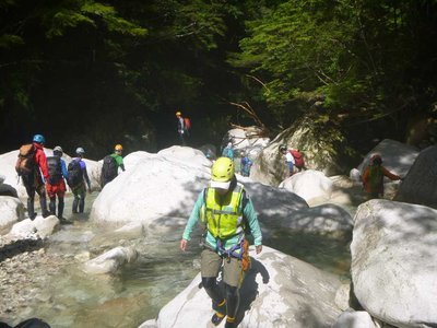 P1110370.jpg (79.29 KiB) 閲覧された回数 7165 回 アウトドアツアー一行と渾然一体で下山