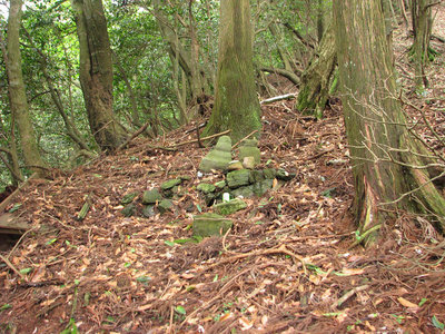 中尾地蔵　左端に屋根が落ちている