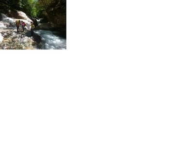 シューさんと主催者2人の記念写真。箱状廊下の上流で