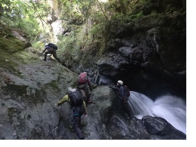 いやらしい斜面.jpg (838.19 KiB) 閲覧された回数 13930 回 写真だとイヤラシサ伝わらないかも。はっちさん攻め攻め中。左上の人たちは岩の左巻いたんだけど・・・。