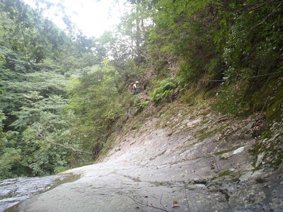 落ち口へのきわどいトラバース（michiさん提供）