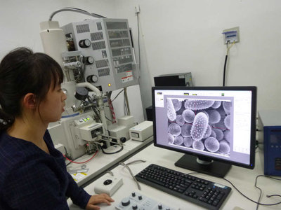 可愛い大学院生が入ったばかりの最新の電子顕微鏡を見せてくれました
