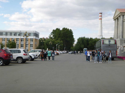 学内を歩く（おそらく新入生）．９月は中国では新入学の季節です