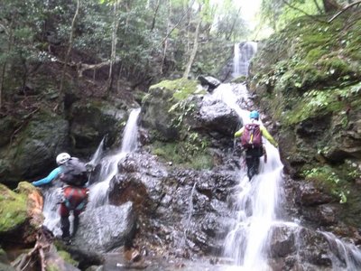 P1010636.jpg (94 KiB) 閲覧された回数 5409 回 それぞれのルートで滝登りを楽しむ