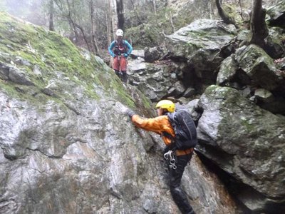 P1010592.jpg (96.98 KiB) 閲覧された回数 5100 回 細かいホールドを使ってフリーで登るikkoさん