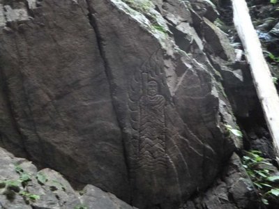 不動滝に彫られた不動明王