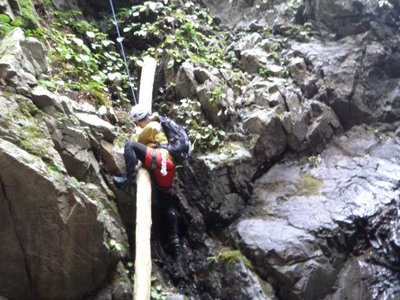 不動滝を登るゆるやまさん
