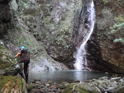 P1010813.jpg (106.76 KiB) 閲覧された回数 5619 回 石谷滝15m