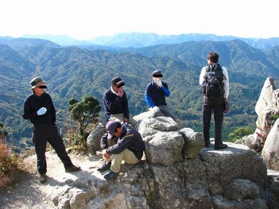 重ね岩でタバコタイム。ぐったりしているのがＭ君