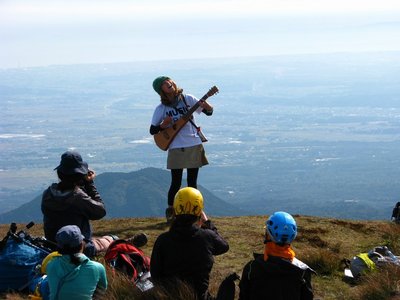 sh.JPG (115.86 KiB) 閲覧された回数 8362 回 熱唱する崖っぷちアイドル