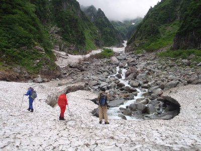 P7030044-s.JPG (187.69 KiB) 閲覧された回数 10132 回 雪渓のはじまりだ