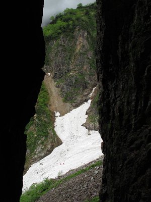 IMG_0566-s.JPG (115.31 KiB) 閲覧された回数 10131 回 観音さまの中から・・・ 雪渓上の二つの赤点は我らが姫君なり