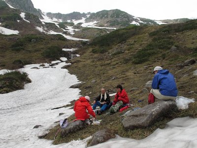 IMG_0620-s.JPG (154.9 KiB) 閲覧された回数 10130 回 モレーンの下でランチタイム