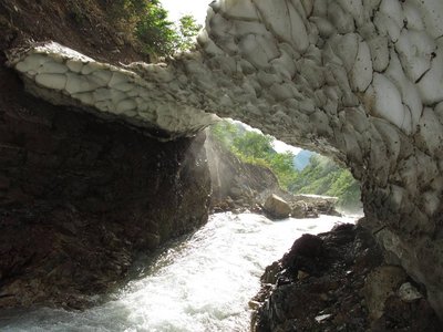 スノーブリッジをくぐって奥へ進もう