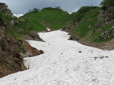 緑の草付がきれいな癒し空間だ