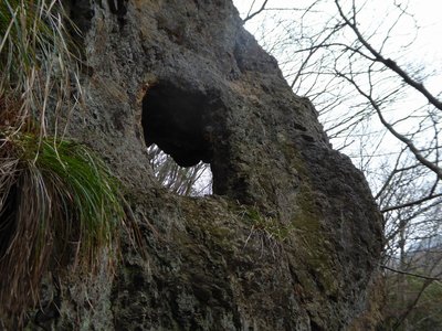 P1060835.JPG (291.24 KiB) 閲覧された回数 9582 回 岩壁にぽっかりと穴が空いています